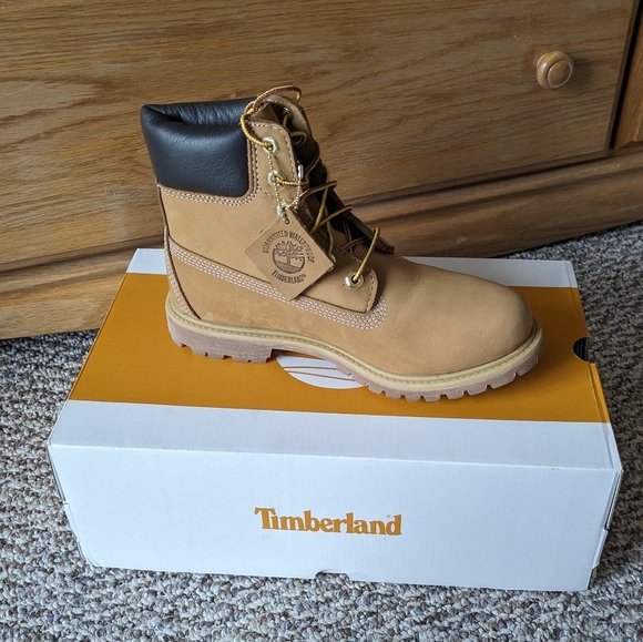 Timberland Women's Classic 6 in Boots - Picture 4 of 8